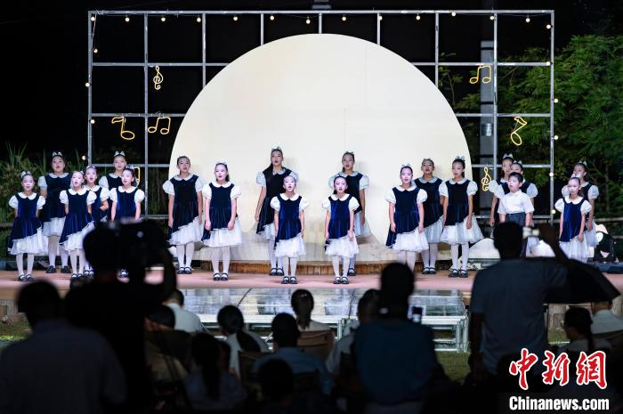 汤溪小学学生表演村歌节目。金华开发区 供图