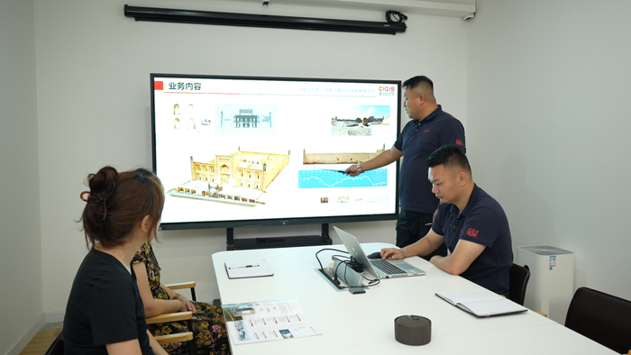 石轩睿正在讲解经学院数字化还原和保护工作。 海外网 谢明/摄