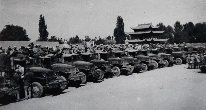 由袁国祥拍摄的解放军集结酒泉大校场的照片。石榴云/新疆日报记者 汤永翻拍