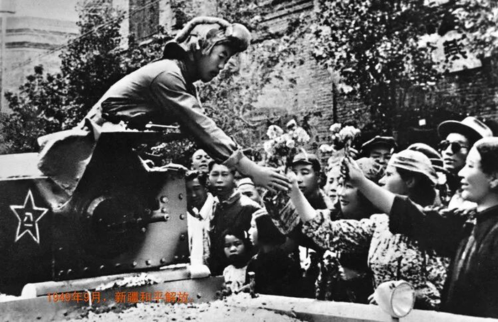 1949年9月25日，新疆和平解放，10月20日，解放军进驻迪化（今乌鲁木齐），受到各族各界群众的热烈欢迎。资料图片