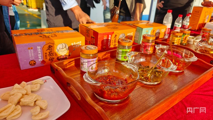 辣椒酱产品  （央广网记者郭璁悦  摄）