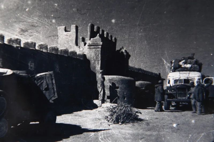 图为袁国祥拍摄的照片，1949年10月24日，解放军到达哈密七角井。石榴云/新疆日报记者 汤永翻拍