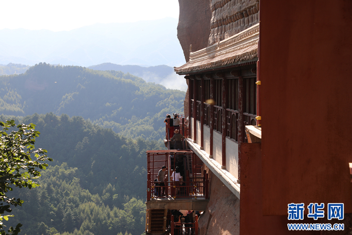 9月23日，游客在麦积山石窟游览。新华网（刘欣瑜 摄）