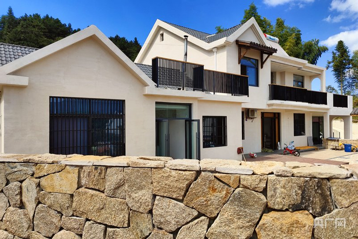 完成外立面装修与内部改造的民宿（廖宇翔摄）