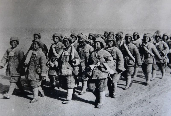 由袁国祥拍摄的教导团女战士昂首阔步行进在风雪戈壁滩上的照片。石榴云/新疆日报记者 汤永翻拍