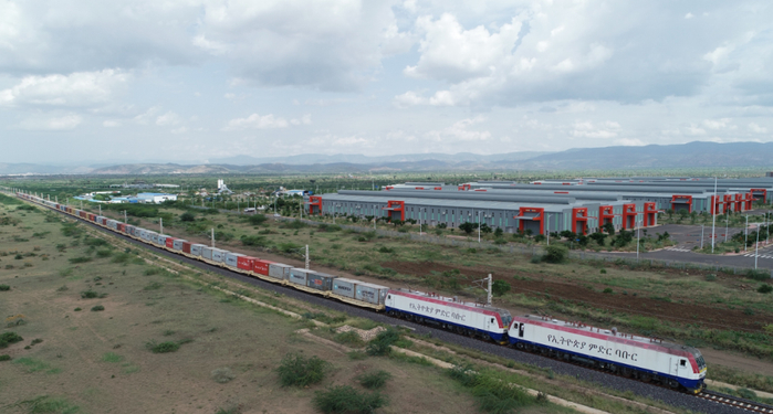 亚吉铁路列车经过德雷达瓦工业园