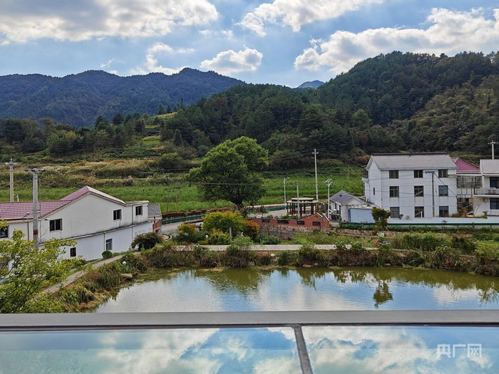 在清溪行馆的二楼看台远眺（央广网记者  赵家慧摄）