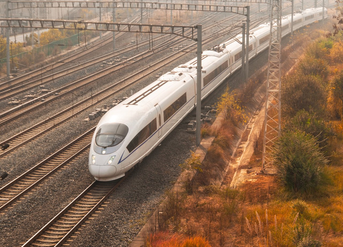 正在高速行驶的高铁列车。 图源：图虫创意