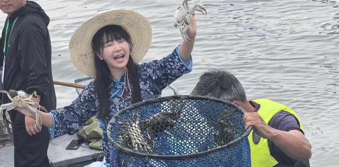 蟹农展示首日捕捞上来的阳澄湖大闸蟹。新京报记者 王思炀 摄