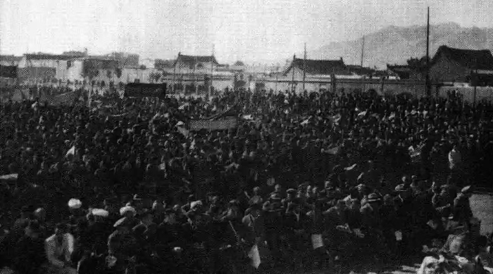 迪化（今乌鲁木齐）各族群众欢庆新疆和平解放。来源：乌鲁木齐市烈士陵园