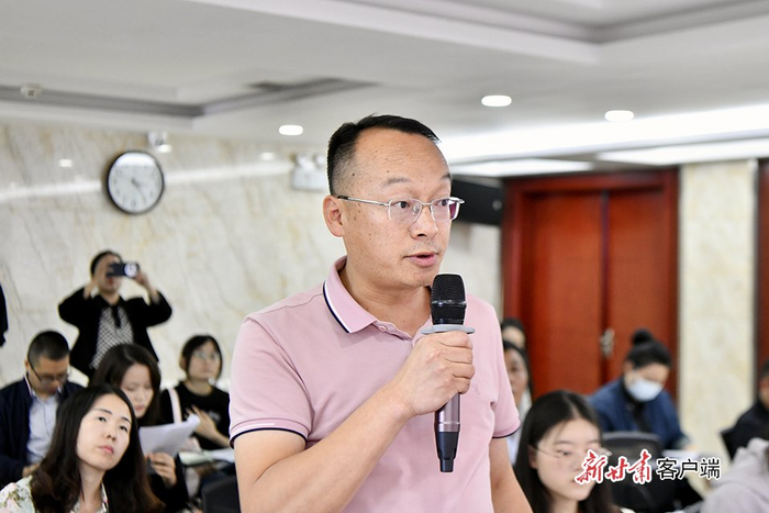 中新社记者现场提问　　