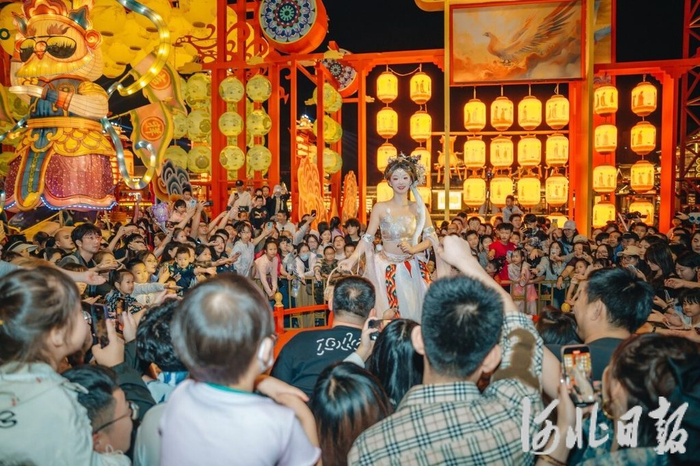 中秋假期，唐山丰南河头老街热闹非凡，精彩的演出吸引众多游客观看。河头老街景区供图