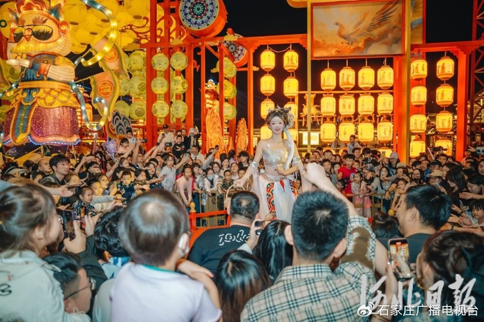 中秋假期，唐山丰南河头老街热闹非凡，精彩的演出吸引众多游客观看。河头老街景区供图