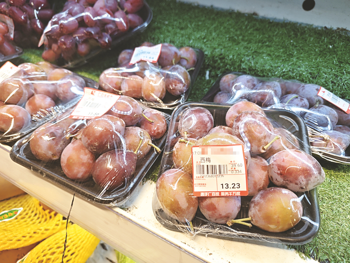     西梅摆放在超市货架“C位”。    本报记者黎兆齐 摄