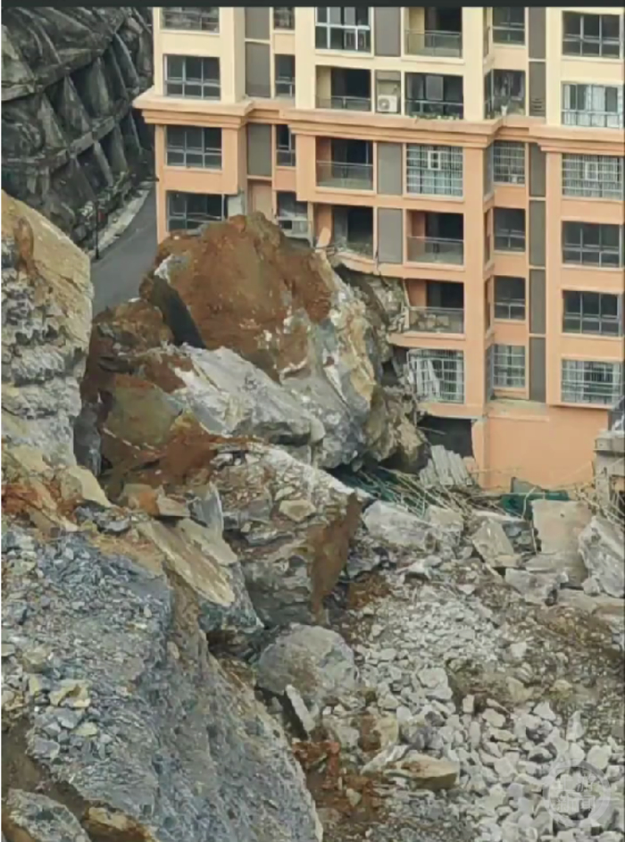 巨石砸到楼房。图源：上游新闻