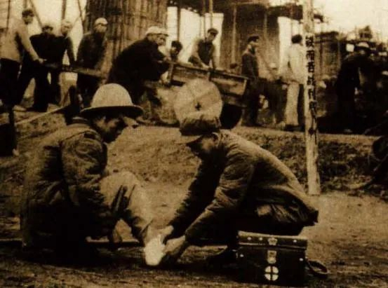 1963年3月，南宁市医务人员响应毛泽东主席发出的“向雷锋同志学习”的号召，深入工地为工人疗伤