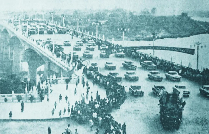 1964年9月28日，邕江大桥举行通车庆典。大桥全长394.6米，宽24米，总造价1300万元