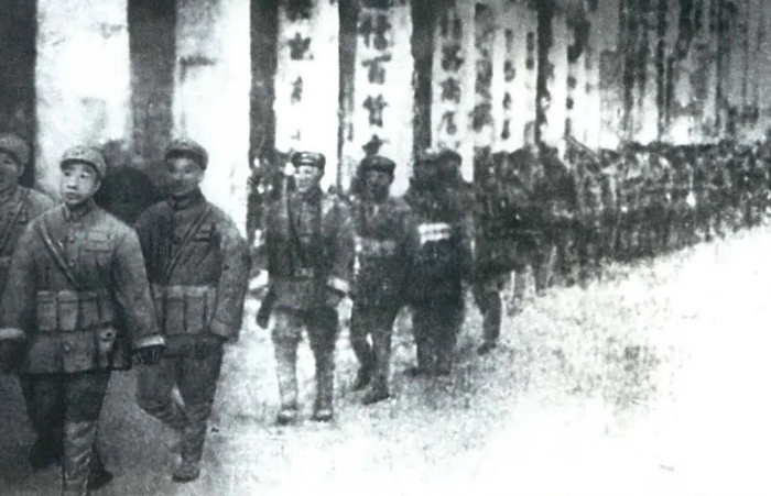 1949年12月4日晚，南宁解放。图为12月5日解放军进驻南宁时的情形 