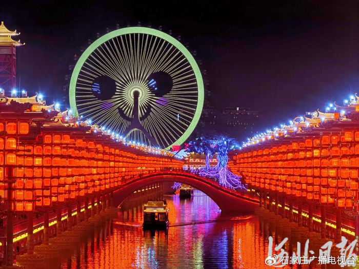 9月12日晚，唐山丰南河头老街灯火璀璨，吸引众多游客到来。河北日报记者 王育民摄