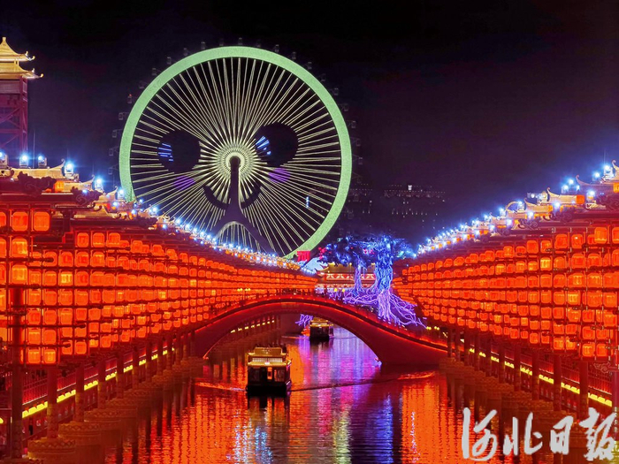 9月12日晚，唐山丰南河头老街灯火璀璨，吸引众多游客到来。河北日报记者 王育民摄