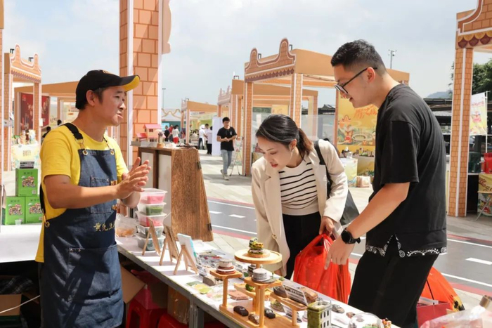 △第四届中国高速公路美食节在江门市开阳高速梁金山服务区举办。