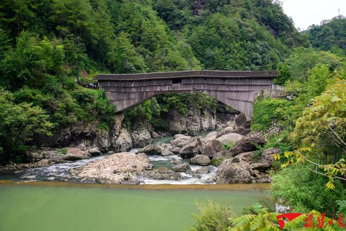 下党乡的古廊桥“鸾峰桥”横跨在流水修竹溪上，这是全国现存单拱跨度最大的木拱廊桥。福建日报记者 施辰静 摄