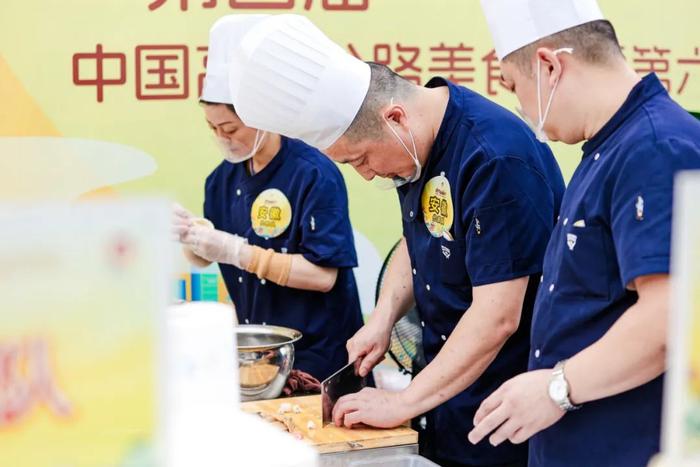 △厨师在烹调美食。