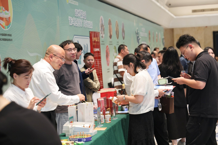 消费者代表参观伴手礼展区。