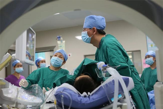 牛立志院长为患者做手术