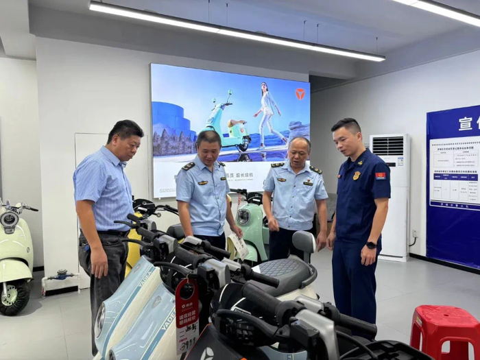 漳州两级市场监管部门联合消防应急救援部门开展明查暗访。