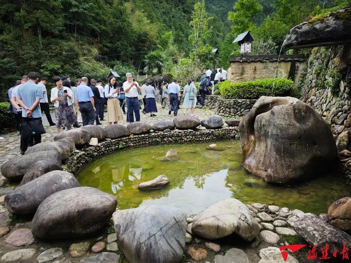 “三进下党”与乡村振兴理论研讨会的与会嘉宾学者们正在参观下党村的“滴水穿石”纪念点。福建日报记者 施辰静 摄