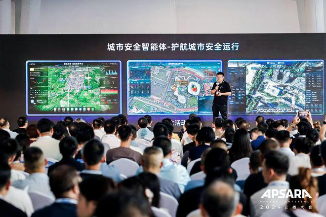 　　董振宁介绍基于高德时空智能城市底座开发的城市安全智能体 来源：高德地图