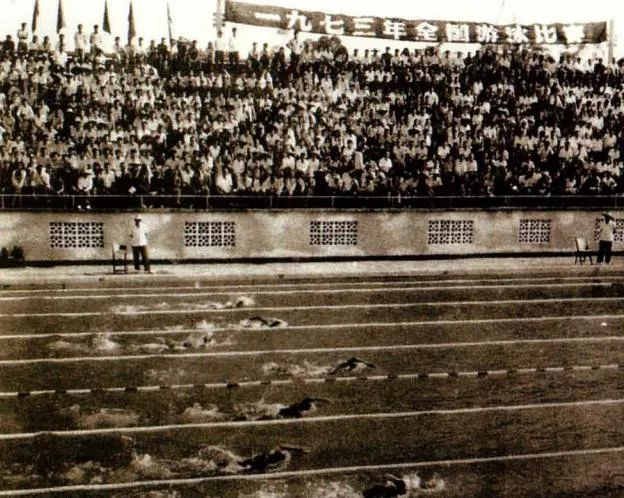1973年，全国游泳比赛在南宁举行。图为比赛现场