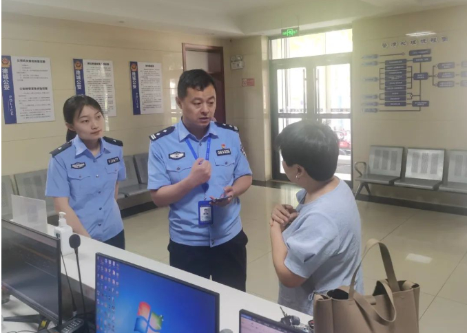 辅警李晨晨与所长郭朝林在辖区宣传反诈知识