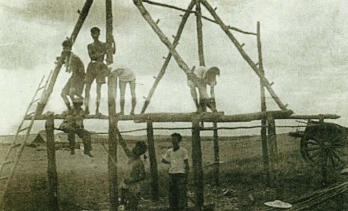 1955年12月，广西省青年志愿垦荒队先遣队在邕宁县坛洛区定顿乡荒地搭盖茅草房 