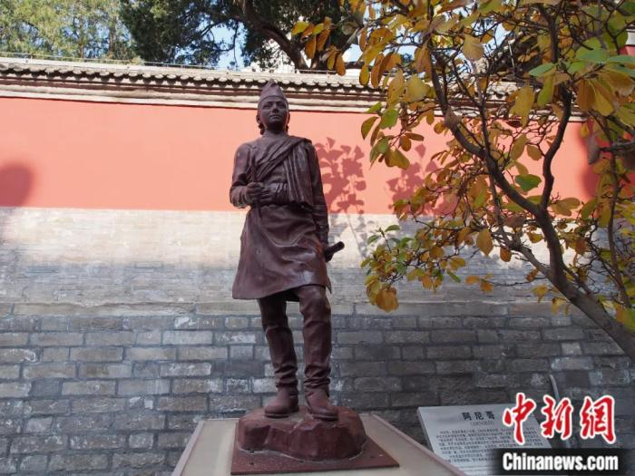   北京白塔寺内矗立的阿尼哥塑像。杜建坡 摄