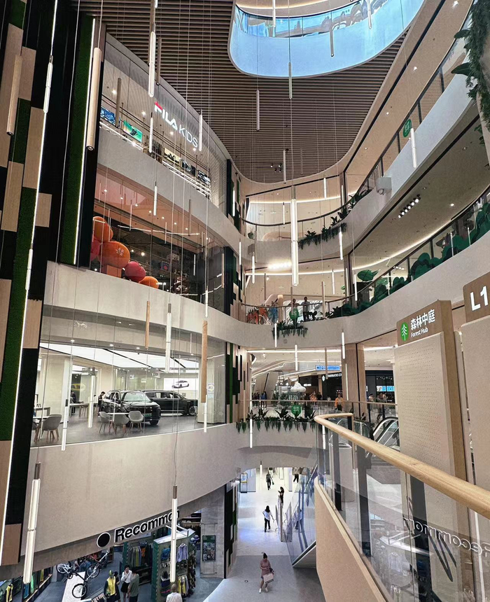 图为开业当日上海荟聚综合体一角。叶赟 摄影