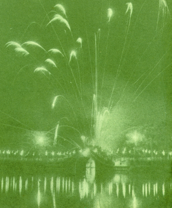 1959年10月1日，在市人民公园举行庆祝建国10周年游园晚会。图为被焰火照亮的人民公园白龙塘一角    