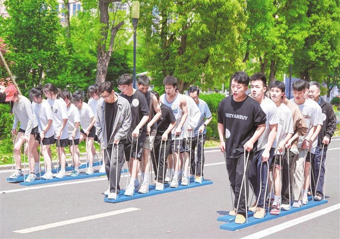学院师生参加“一站式”学生社区齐心协力运动会项目。 （贵州建设职业技术学院供图）