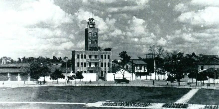 1953年，南宁市修建的望火楼，位于新华路东段，楼高29米，是当时南宁最高的建筑 