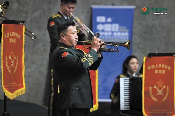 中国人民解放军国际传播代表团军乐分队在演出中。琚振华摄