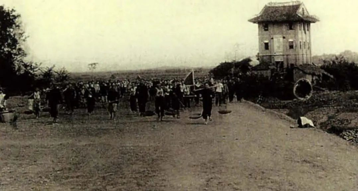 1952年，为庆祝桂西壮族自治区成立，南宁市修筑友爱路；11月完成土路面铺筑。图为修筑中的友爱路