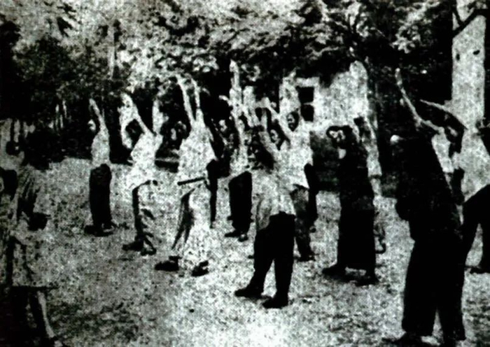 1956年，南宁市民踊跃参加“劳卫制”体育活动。图为民权路的居民在做早操 