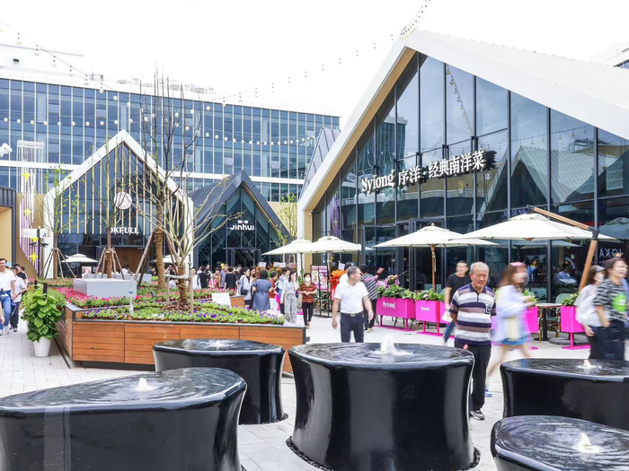 图为开业当日上海荟聚综合体一角。叶赟 摄影