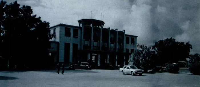 1963年2月，吴圩机场候机楼建成使用，总面积4186平方米