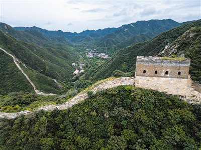 9月20日，眺望长城与延庆区石峡村。摄影/新京报记者 王子诚