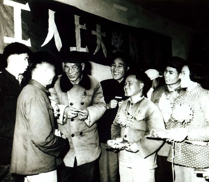 1971年2月，广西大学等5所在南宁的高等院校举行首届工农兵学员开学典礼。图为欢送工农兵学员上大学