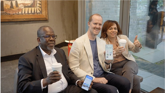 （左起:坦桑尼亚驻华大使、阿根廷驻华公使、塞舌尔驻华大使点赞支付宝AI点咖啡）