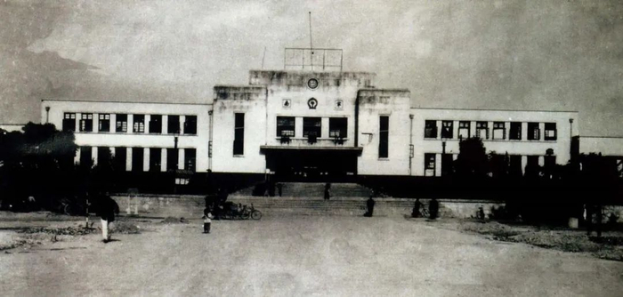 1951年10月，南宁火车站建成启用，站房面积2627平方米