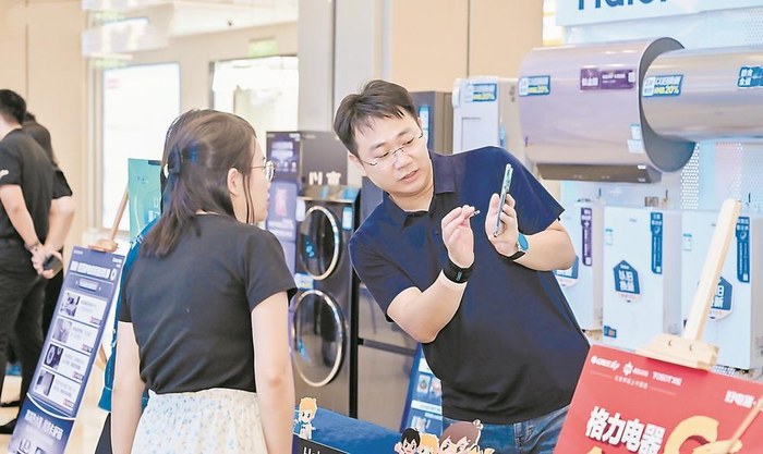 市民在以旧换新活动现场咨询相关优惠政策。（资料图片）